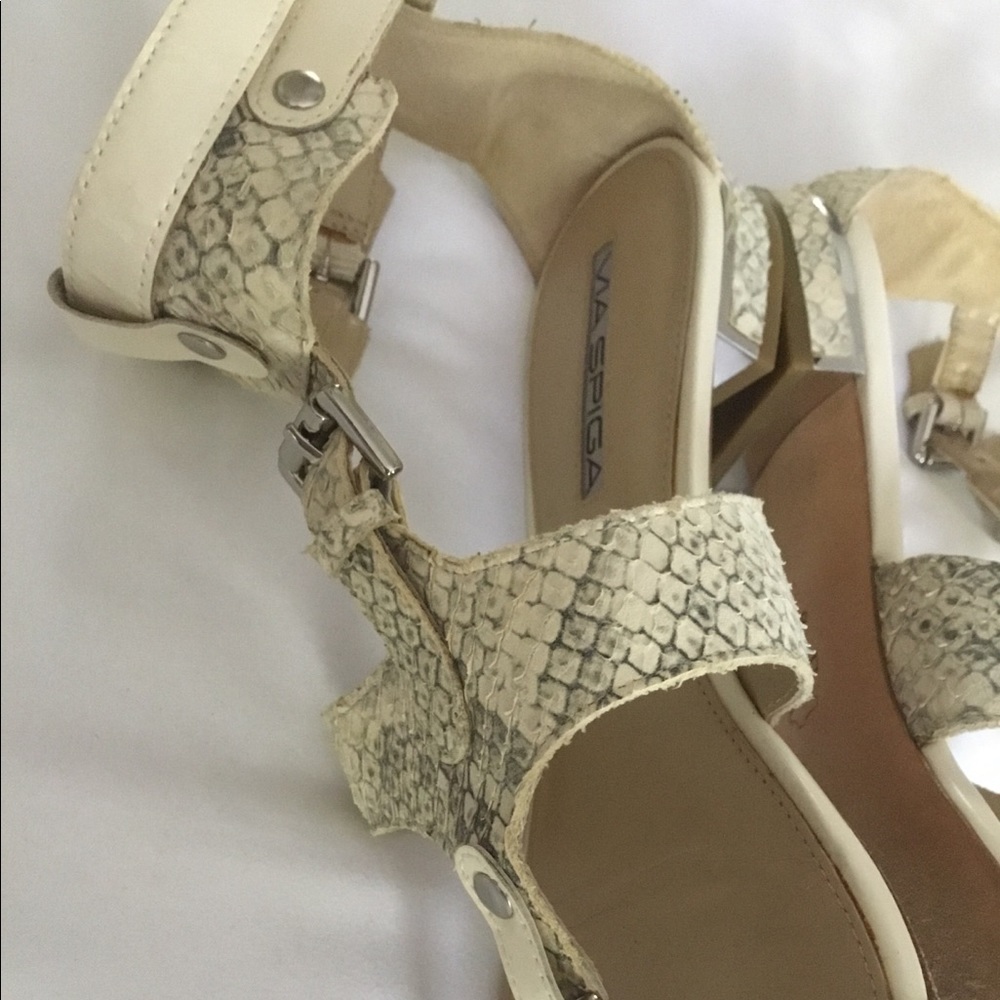 Women Via Spiga sandal.